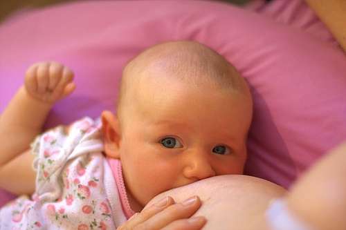 Bebé mamando permiso lactancia o dolor tras la cesárea