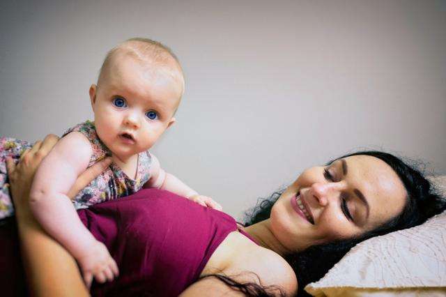 madre feliz con bebé para hablar de posparto derechos laborales de los padres