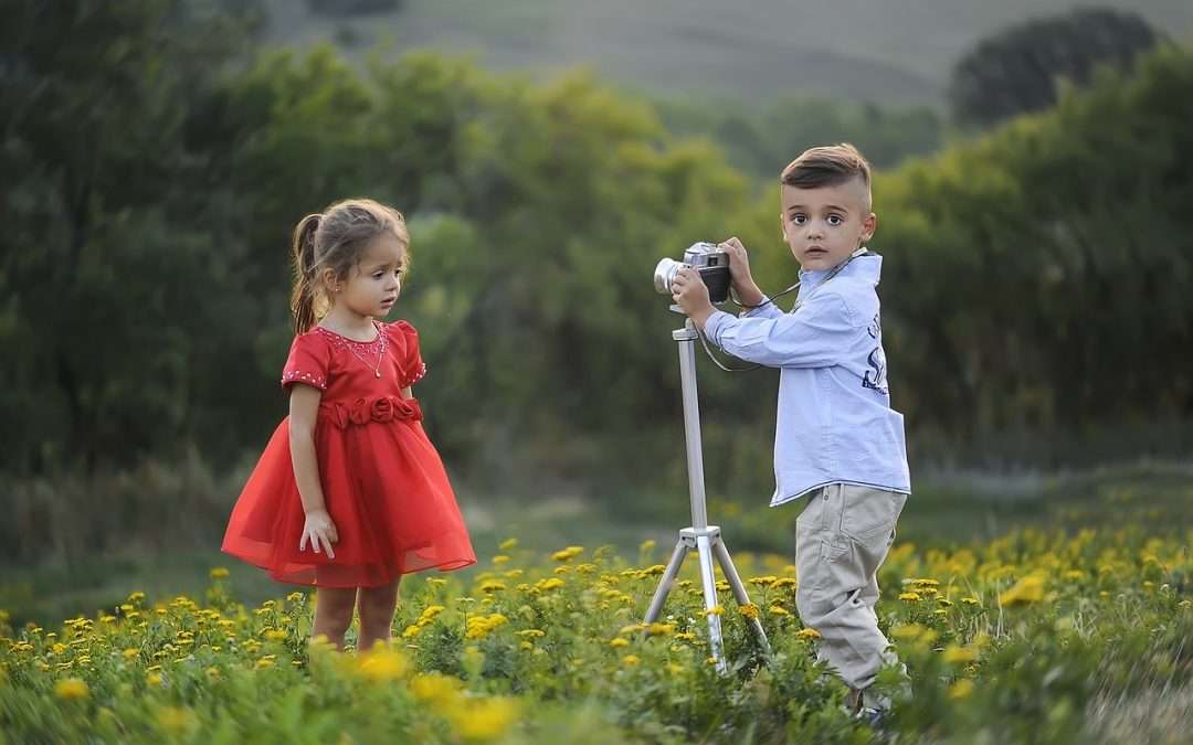 foto de dos niños haciéndose fotos moda en tendencias