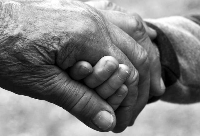 manos entrelazadas abuelos mayores solidaridad