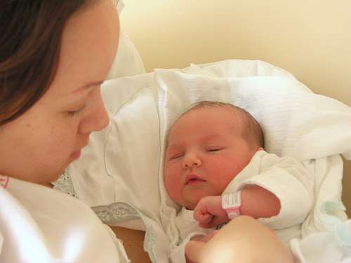 madre con recién nacido posparto
