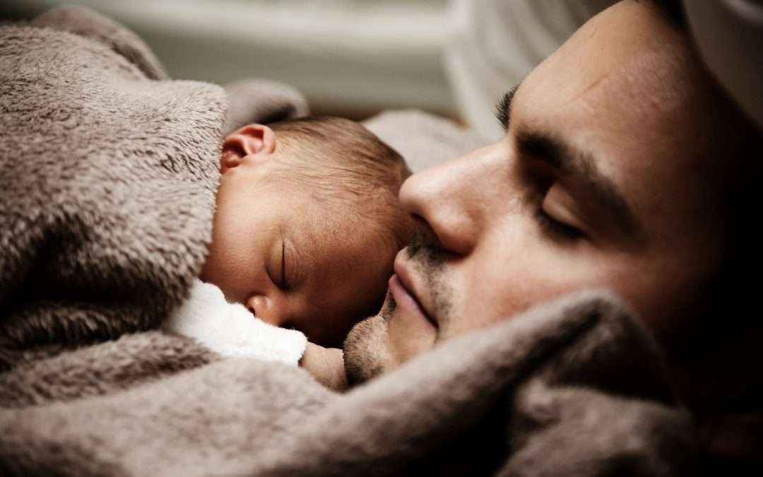 padre duerme con bebé colecho paternidad