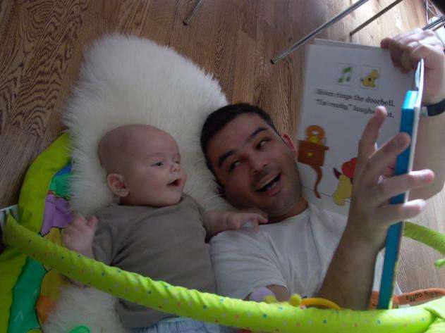 padre con bebé le lee cuentos