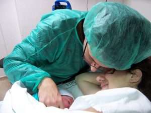 pareja con su recién nacido parto cesárea