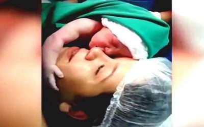 El hospital Vall d’Hebron humaniza sus cesáreas para favorecer el vínculo con el bebé