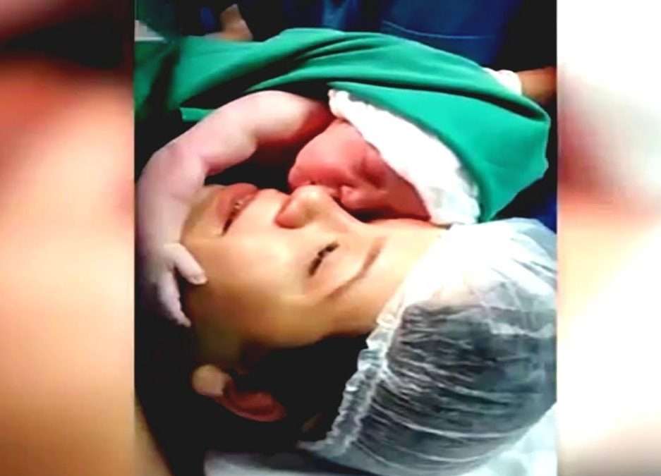 bebe abraza a su madre recien nacido cesarea