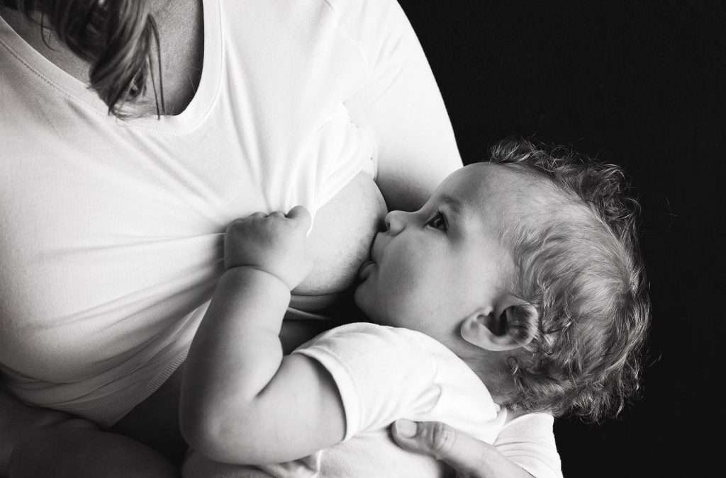 bebé mamando en lactancia prolongada