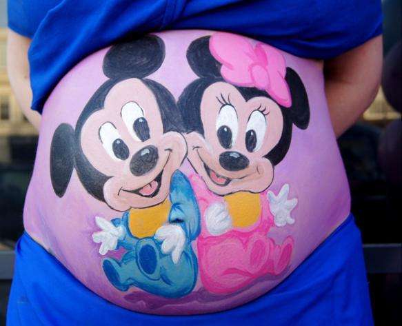 tripa de embarazada pintada con Minnie y Mickie gemelos o mellizos