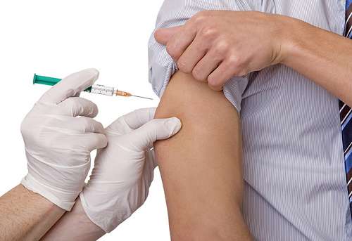 pinchazo de una vacuna en brazo