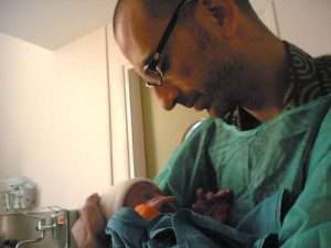 padre paternidad recién nacido cesarea acompañada parto