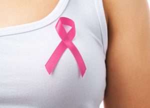 mujer con lazo rosa cáncer de mama