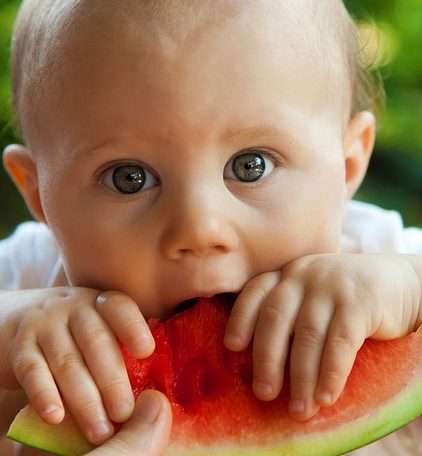 bebé comiendo una sandía fruta comida alimentos sanos