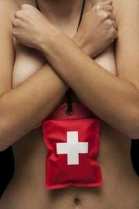 mujer que se tapa el pecho, quiza porque tiene problemas en el pecho, pues lleva un kit de primeros auxilios