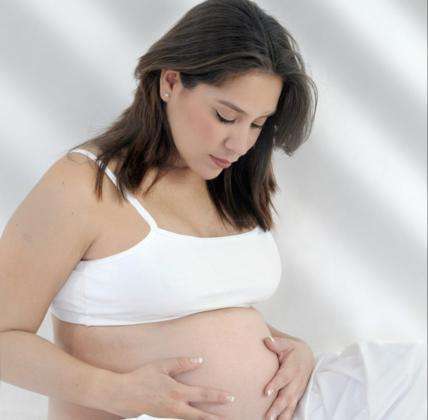 embarazada se toca la tripa próxima al parto