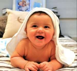 bebé feliz boca arriba baño piel higiene bebe