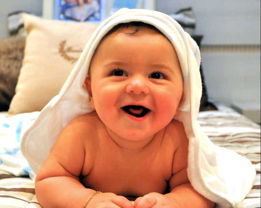 bebé feliz boca arriba baño piel higiene bebe