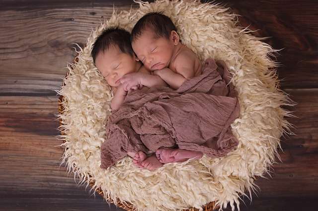 bebes gemelos prematuros juntos en la misma cuna