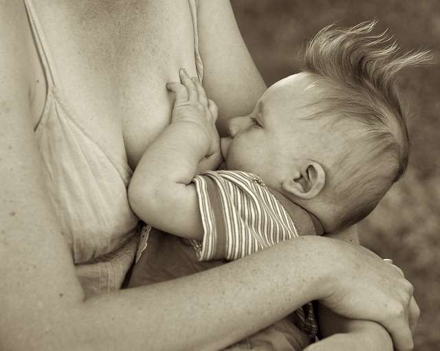 bebé mamando beneficios lactancia y decir que lactancia materna previene muerte súbita