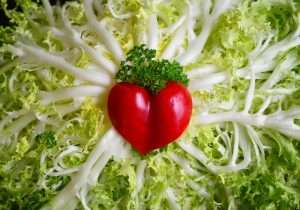 corazón de tomate en una ensalada para hablar de alimentos sanos y comida