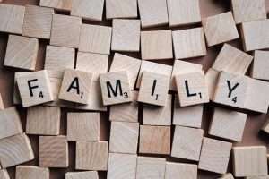 letras que dicen family en relación a familia