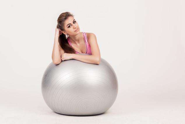 mujer con pelota gigante de pilates