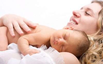 El recién nacido tiene derecho a hacer piel con piel con su madre