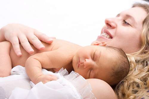 madre abraza a su bebé recien nacido piel con piel para mostrarle su amor