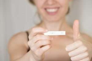 mujer con test de embarazo