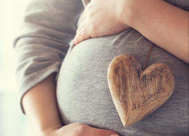 tripa de embarazada con un corazón para hablar de regalos embarazada