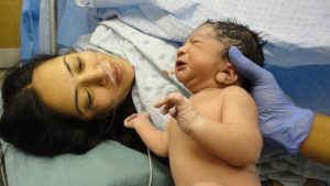 madre con recién nacido para hablar de molestias horas después del parto