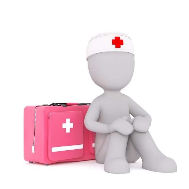enfermero con maletín de primeros auxilios