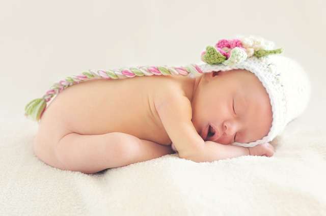 bebé desnudito piel dormir recien nacido