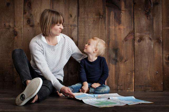 madre con niño hablando confianza mirarse apego jugar familia hablar