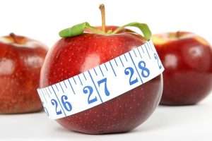 manzana con cinta métrica dietas comida ENGORDAR ADELGAZAR