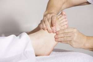 masaje de un pie para los cuidados de los pies