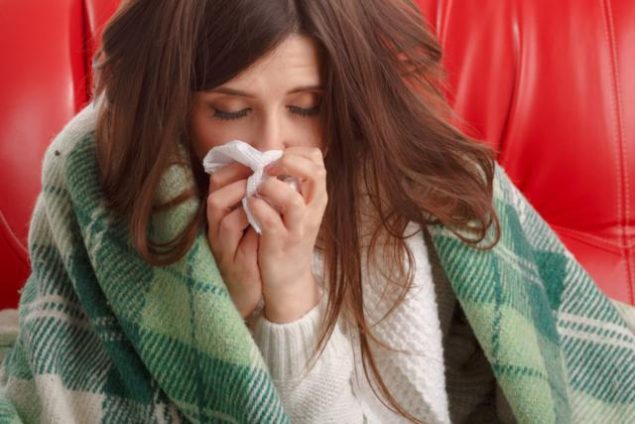 mujer muy resfriada con frío y gripe