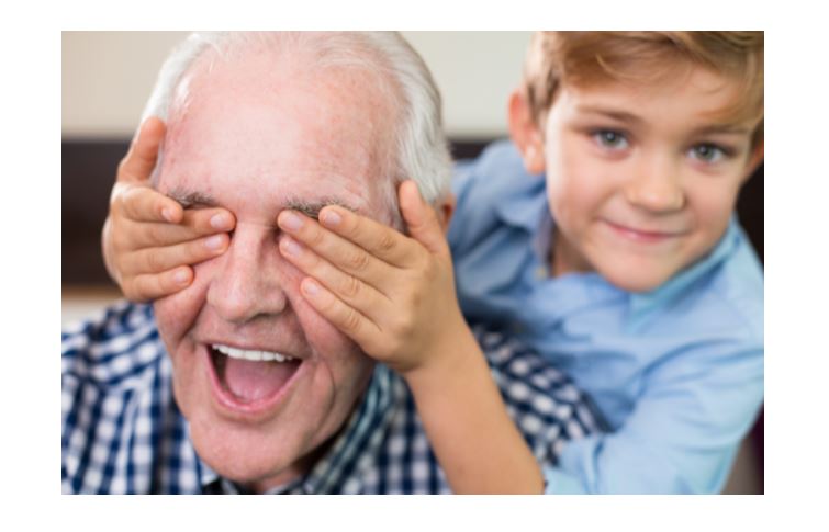 nieto tapa los ojos a su abuelo para soprenderle