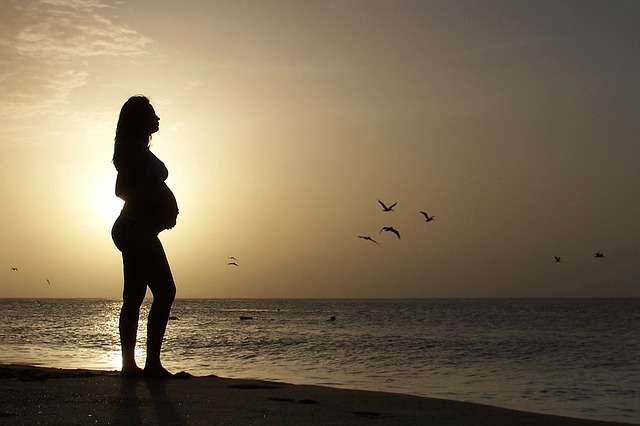 embarazada en puesta de sol mitos de parto