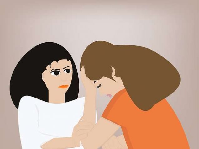 mujer hablando con un médico psicologo que puede tener pena o depresion
