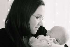 madre mira a bebé, foto en blanco y negro, depresión posparto