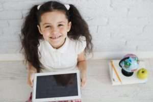 niña con pantalla tableta para usar internet