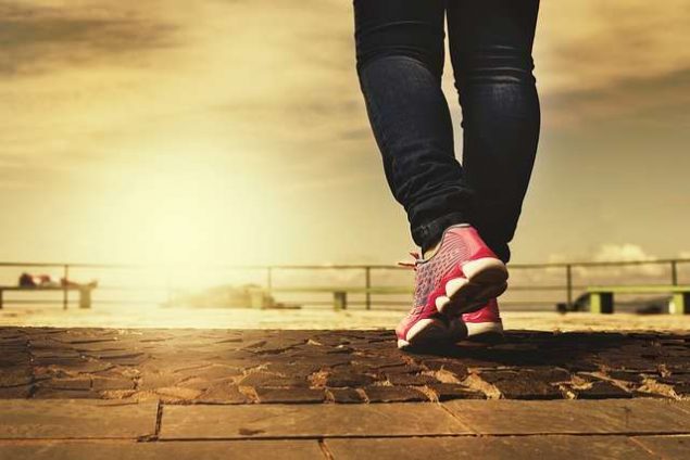 mujer correr ejercicio con zapatillas de deporte
