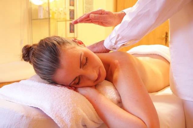 mujer recibiendo un masaje con relajacion y relax