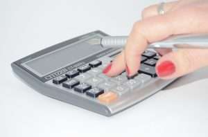 imagen de una calculadora para hablar de ahorro y ayudas