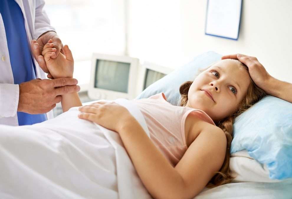 niños hospitalizados niña en cama con medico