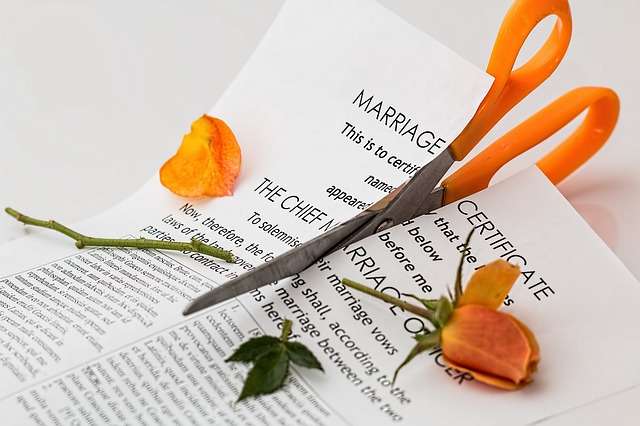 tijera rompiendo papel para hablar de ruptura y divorcio