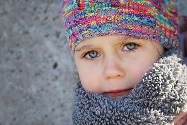 foto de un niño abrigado con gorro y bufanda para hablar de prevenir infecciones respiratorias en niños y protegerse del frío extremo