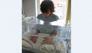 bebe prematuro en incubadora