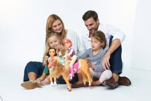 padres con dos niños con juguetes