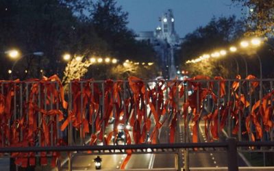 Lazos rojos para pedir que no se olvide el VIH